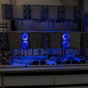This photocatalysis reactor is used for the light-driven production of hydrogen. The blue LED lights serve as a light source for the photochemical process.(Source:  Elvira Eberhardt / Ulm University)