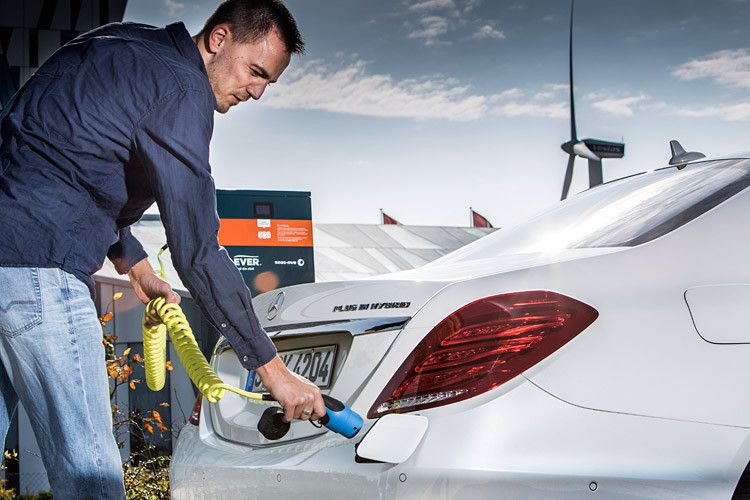 Der Hersteller verspricht 33 Kilometer rein elektrischer Fahrt. Die Ladezeit, um den Akku von 20 auf 100 Prozent Kapazität zu bringen, beträgt an der Haushaltssteckdose rund vier Stunden und zwei Stunden an der im Fahrzeugpreis enthaltenen oder einer öffentlichen Wallbox. (Foto: Daimler/Andras Lindlahr)