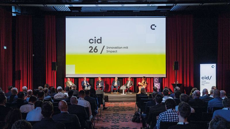 Auf dem 7. Conet Innovation Day in Bonn diskutieren die Panel-Talk-Teilnehmer über Sicherheitspolitik und KI. (Bild:  Conet)