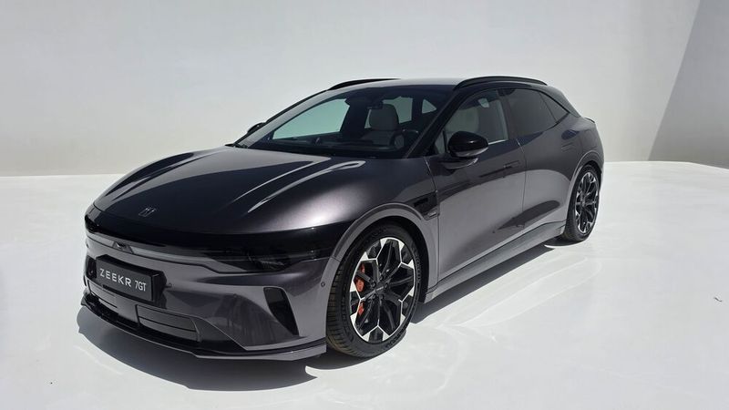 Der in Schweden designte Zeekr 7GT hat eine Motorhaube in Muschelform. Das durchgängige, dunklte Lichtband ist auffällig niedrig platziert.   (Bild: Mauritz – VCG)