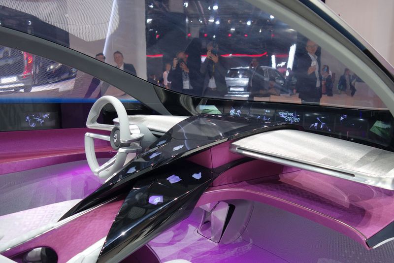 Innen: Fahrer und Beifahrer blicken auf jede Menge Displays. (Wehner/»kfz-betrieb«)