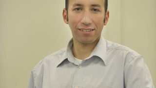 Prof. Dr. Emad Aziz, Juniorprofessor am Fachbereich Physik der Freien Universität, und sein Team erforschen in der neuen Einrichtung mithilfe von Hochleistungslasern Struktur und Eigenschaften von Flüssigkeiten und Grenzflächen. (Bild: Bernd Wannenmacher)