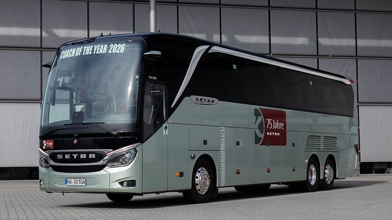 Mit der Comfort-Class 500 präsentierte Setra 2012 das weltweit erste komplett unter Euro-VI-Anforderungen entwickelte Reisebuskonzept. Dabei legten die Entwickler den Fokus auf Wirtschaftlichkeit, Wertigkeit, Komfort und Sicherheit. Die neuen Premium-Reisebusse bieten eine strömungsoptimierte Form, die in einem umfassenden Prozess im Windkanal entwickelt wurde, und erreichten einen in der Reisebusbranche bisher für unerreichbar gehaltenen cw-Wert von 0,33. (Bild: Daimler Truck AG)