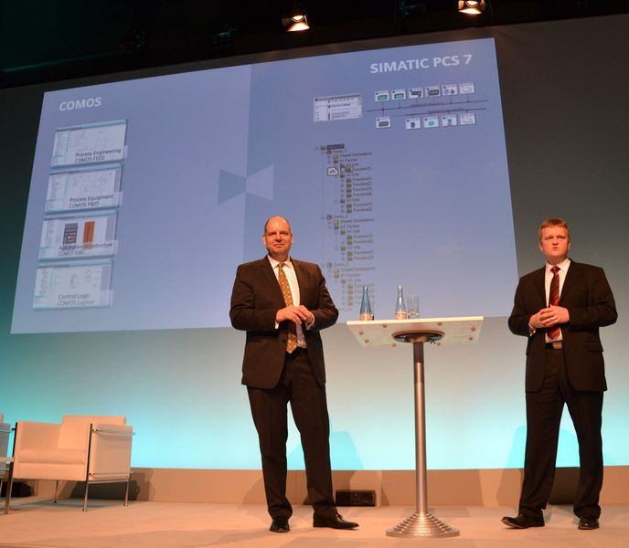Gemeinsam präsentieren Lorenz (links) und Geiss die neuen Funktionen vor den Anwendern aus der internationalen Chemie- und Pharmaindustrie sowie Engineering-Unternehmen. (Bild: PROCESS)