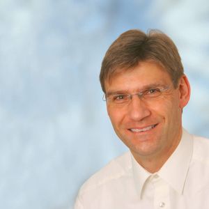 „Die energieeffiziente Antriebstechnik umfasst ein breites Spektrum an Produkten, Techniken und Lösungen, die, intelligent kombiniert, je nach Maschinentyp Einsparungen von mehr als 75% des Gesamtenergieverbrauchs ermöglichen“, konkretisiert Andreas Jenke, Leiter Branchenvertrieb Werkzeugmaschinen bei Bosch Rexroth, das Einsparpotenzial. Bild: Bosch Rexroth