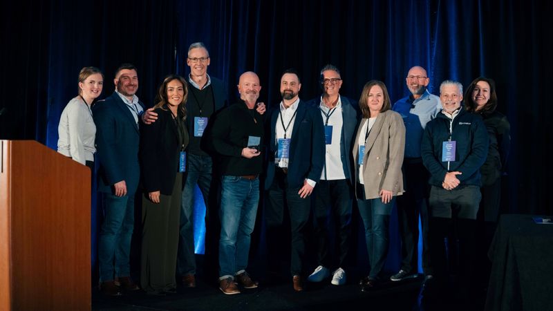 Die Sapphire-Partner-Auszeichnung von Graitec beim Channel Executive Forum von Bluebeam in Atlanta, USA.(Bild:  Graitec)