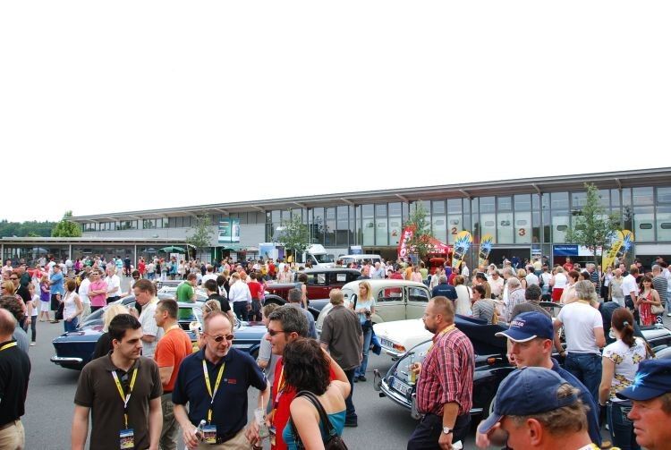 Das Bosch Testgelände in Boxberg bietet am zweiten Veranstaltungstag auch Nicht-Rallyeteilnehmern jede Menge Möglichlichkeiten, sich am Chrom und Lack vergangener Epochen zu erfreuen. (Foto: Dominsky)