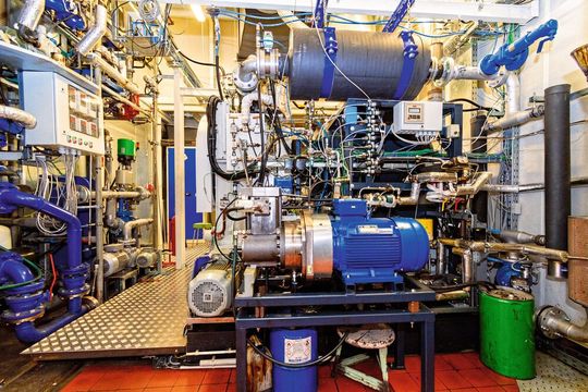 Im zweiten Teil der Messkampagne ab Februar 2023 wird ein Versuchsmotor Emissionen aus der Schifffahrt erzeugen. Diesen werden ebenfalls Lungenzellen ausgesetzt, um zu untersuchen, welche Grenzwerte von Feinstaubpartikeln toxisch auf die menschliche Lunge wirken.(Bild:  Uwe Etzien/Universität Rostock)