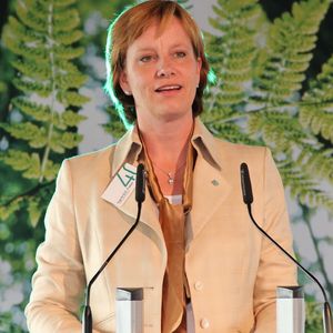 „Paki wir 40 Jahre, in denen ein Know-how gewachsen ist, das in Deutschland und Europa dringend gebraucht wird. Mit 140 Mitarbeitern erwirtschaftet Paki 18 % der gesamten Pooling-Partner-Gruppe“, eröffnet Ingrid Faber, CEO von FHG und geschäftsführende Gesellschafterin Paki, die Veranstaltung.