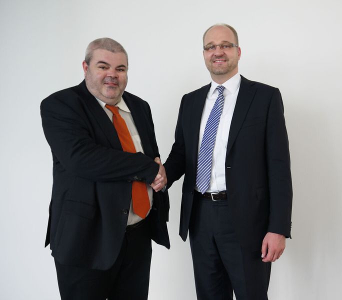 Dr. Thomas Grünberger, Technical Director bei plasmo und Dr. Tobias Abeln, Technical Director bei EOS (v.l.) arbeiten bei der Online-Prozessüberwachung für das für das direkte Metalllasersintern zusammen. (Bild: EOS)