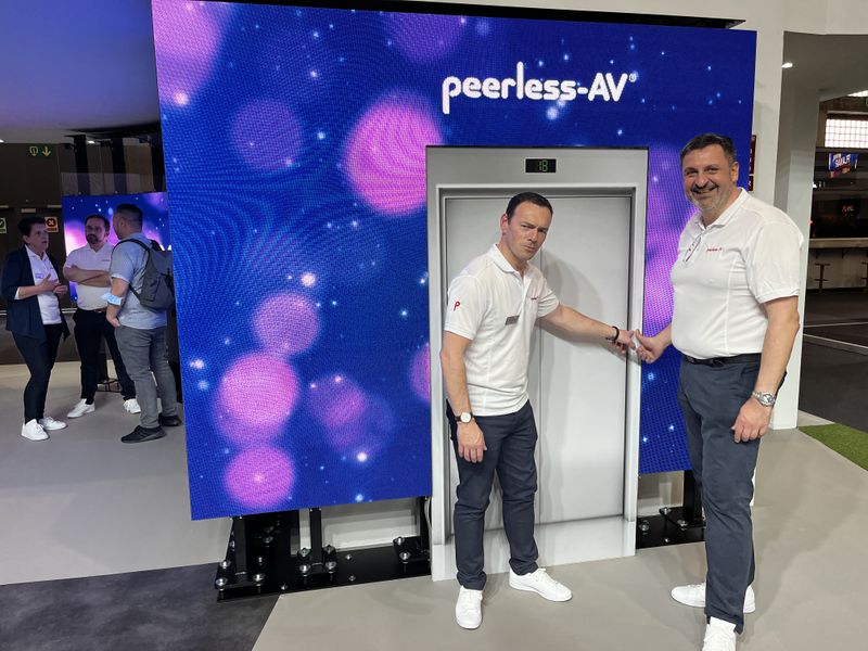 Richard Billings und Stefan Krüger (r, peerless-AV) warten auf den Lift. (hoffentlich haben sie nicht zu lange gewartet). (IT-BUSINESS)