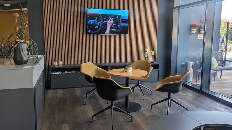 Ohne Vertriebsvertrag muss Brunkhorst keine CI umsetzen, sondern konnte das Autohaus individuell gestalten. (Bild: Simon – VCG)