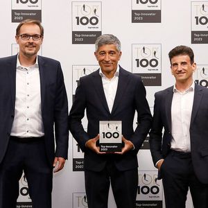 Das Unternehmen AMT Schmid aus Sauldorf produziert Antriebe für batteriebetriebene Anwendungen wie etwa Elektrorollstühle, Elektromobile oder auch Treppenlifte. Der Weg zu diesen Produkten war lang und nicht immer einfach, AMT Schmid musste sich dafür mehrfach neu erfinden. Laut Top 100 gelang dies durch eine Innovationskultur im Unternehmen, die von der Geschäftsführung aktiv gefördert wird. Von links: Marco Kiene (Leitung Vertrieb und Entwicklung), Journalist und Mentor Ranga Yogeshwar, Enzo Viola (CEO).(Bild:  KD Busch/compamedia)