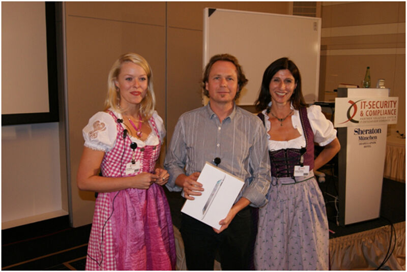 Eva Kanzler (li.) und Daniela Schilling (re.) von der IT-BUSINESS Akademie mit dem glücklichen iPad-Gewinner in München (Archiv: Vogel Business Media)