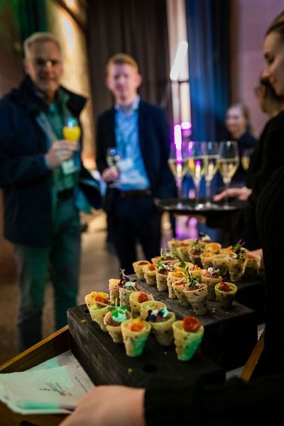 Bei der Abendveranstaltung am Vorabend der Veranstaltung im Maschinenhaus des Bürgerbräus Würzburg kamen bereits zahlreiche Teilnehmer bei gutem Essen und Trinken zusammen. Bereits hier gab es regen Austausch.  (Bild: Stefan Bausewein)