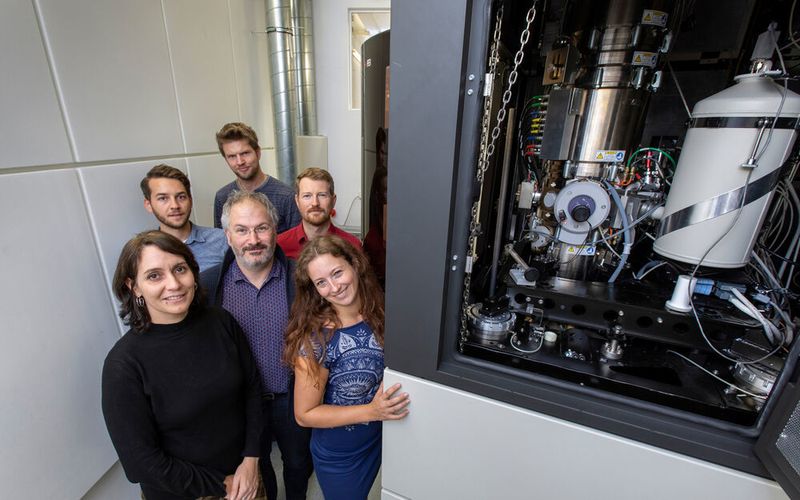 Gerald Kothleitner (Mitte) und sein Forschungsteam* beschrieben mithilfe des Austrian Scanning Transmission Electron Microscope (ASTEM) erstmals jene atomaren Prozesse, die zur Bildung von leistungsfähigeren Legierungswerkstoffen führen. *(v. l. n. r., vorne: Maria Poletti und Angelina Orthacker, hinten: Johannes Tändl, Georg Haberfehlner und Bernhard Sonderegger) (Helmut Lunghammer/ TU Graz)