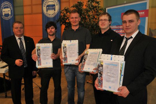 „Manche der 76 Gesellen sind glatt durchgekommen, andere mit Turbulenzen“, erläutert Obermeister Erhard Hüther, Kfz-Innung Meiningen.  Bei Sebastian Fritz, Manuel Menz, Sebastian Denner und Sergey Koch lief es ausgezeichnet (v.li.). (Foto: Innung)