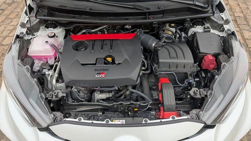 7. Der Motor: Nun, den wilden Dreizylinder-Gesellen hätten wir auch etwas früher erwähnen können, schließlich prägt er den Charakter des GR Yaris ganz wesentlich – nicht nur im Vergleich zu den sparsamen, aber wenig fesselnden Toyota-Vollhybriden. Mit seiner Leistung von 206 kW/280 PS dürfte er der leistungsstärkste Dreizylinder auf dem Markt sein, das Drehmoment liegt mit 390 Nm ebenfalls auf höchstem Niveau. (Bild: Rosenow – VCG)