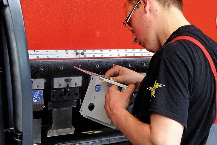 Messen und prüfen – jawohl, hier stimmt alles. Das auf der HD 1303 NT gekantete Teil passt in allen Abmessungen. (Bild: Kuhn)