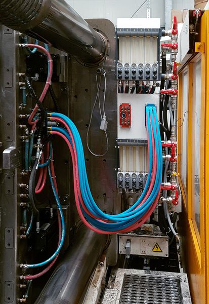 Application example, multi-couplings in injection moulding machine (Source: Nonnemann)