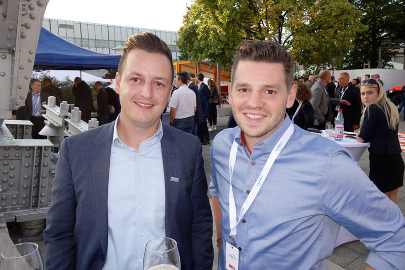 (l.) Andre Grzenia und Florian Beiß, Ingram Micro, beim BBQ bei Harman. (Bild: IT-BUSINESS)