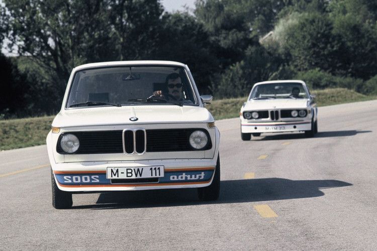 Markenbrüder: Im gleichen Jahr wie der BMW 2002 Turbo ging auch der BMW 3.0 CSL (hinten) an den Start. (Foto: BMW)