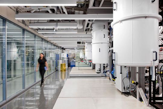 Blick in ein IBM-Quantenlabor: Es sieht anders aus als in einem Rechenzentrum mit Digitaltechnik. (Bild:  Connie Zhou)