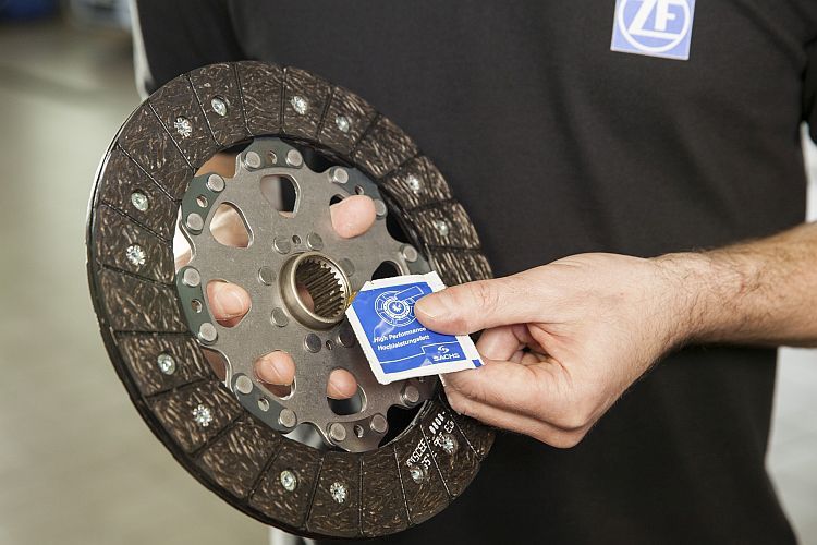 Zu viel Fett schadet – deshalb sollte die Nabe der Kupplung die richtige Menge Schmierstoff abbekommen. (Foto: Ralf Barthelmes)