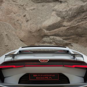 Das Rücklicht des Bandini Dora erstreckt sich, wie ein Band, über die gesamte Breite der Heckpartie.(Bild:  GFG Style)