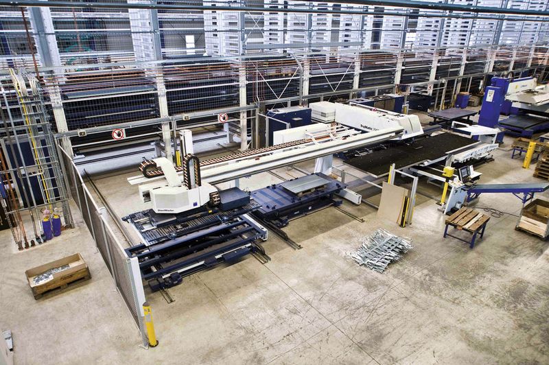 Wegen des grösseren Arbeitsbereichs der Handlingkomponente setzt der Betreiber an dieser Station parallel verfahrende Be- und Entladewagen ein.  (Bild: Stopa)