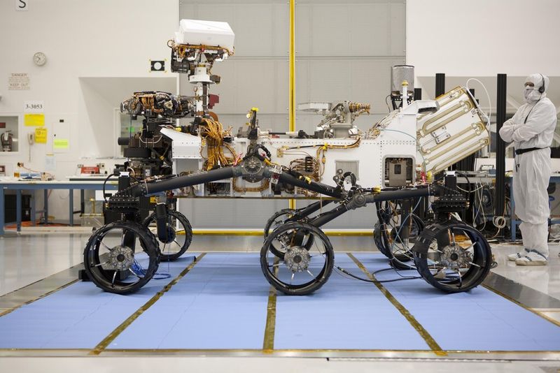 Der Curiosity Rover rollt auf sechs Rädern über die Marsoberfläche. Er kann sich auf der Stelle um 360° drehen und steile Hügel hinauf fahren. (Bild: NASA/JPL-Caltech)