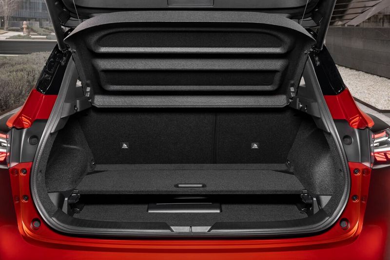 Ein variabler Zwischenboden erlaubt eine vielseitigere Nutzung des Kofferraums. Dank einer zweigeteilt umlegbaren Rückbanklehne kann das Gepäckabteil von 479 auf 1.415 Liter wachsen. (Bild: Nissan)