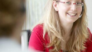 Service-Mitarbeiter des LaborPraxis-Kooperationspartners Antikoerper-online helfen dem Wissenschaftler bei der Suche nach dem richtigen Antikörper. (Archiv: Vogel Business Media)