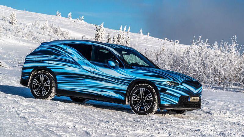 Dank der Luftfederung lässt sich die Karosserie bei Bedarf ein paar Zentimeter in die Höhe lupfen. (Bild: Mercedes-Benz)