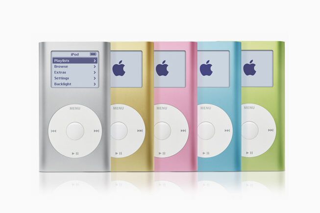 Der iPod mini, der am 20. Februar 2004 auf den Markt gekommen ist, hat alles, was Anwender am iPod liebten, in ein kleineres Design mit gerade einmal 103 g Gewicht gebracht. (Bild: Apple)