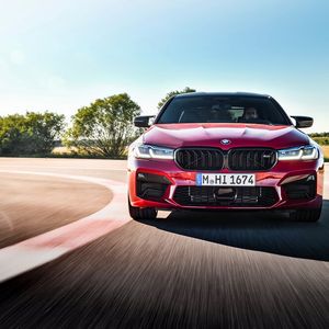 Der V8 bleibt unverändert und leistet im M5 441 kW/600 PS und im M5 Competition stolze 460 kW/625 PS.(Bild:  BMW)