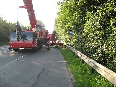 … Um die verlorenen 20 t Ladung zu bergen, war ein Mobilkran nötig.
Bild: POL-CUX/obs (Archiv: Vogel Business Media)