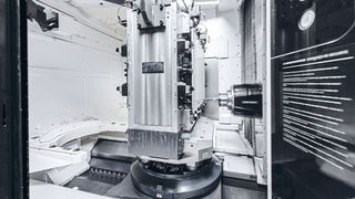 Jede NHX 8000 verfügt über einen Palettenwechsler mit je einer Vorrichtung pro Palette, die jeweils beidseitig mit einer Platte bestückt werden. In einem Bearbeitungsprozess werden somit gleich zwei Bodenplatten gefertigt. (Bild: DMG Mori)