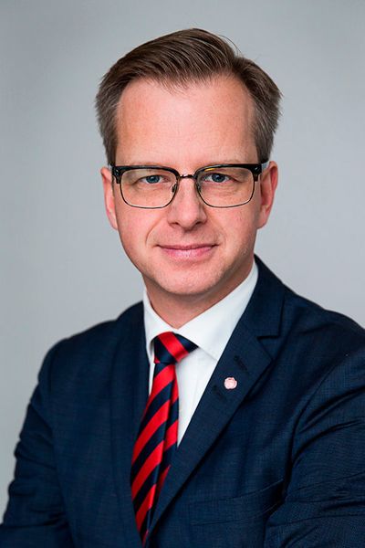 ... ihr Kabinettskollege Mikael Damberg, Minister für Unternehmen und Innovation, wollen mit einer vergünstigten Stromsteuer weitere Datenzentren anlocken. (Kristian Pohl/Regeringskansliet)
