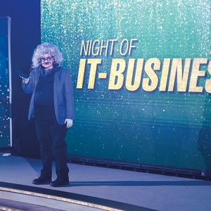 Moderatorin Besa Agaj (IT-BUSINESS) eröffnete das Event mit Hilfe der KI.(Bild:  Hannes Magerstädt)