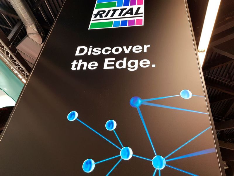 Rittal  Rittal zeigt auf der it-sa 2018 sein Secure Edge Data Center (SEDC) für Industrieanwendungen. Die Lösung wurde gemeinsam mit ABB und HPE entwickelt und vertrieben. Das System ist gegen äußere Einflüsse geschützt, zentrale Komponenten wie die IT-Kühlung sind im Fehlerfall durch Ersatzmodule weiterhin verfügbar. Die Ausfallsicherheit ist in hochautomatisierten Fertigungsumgebungen wichtig, um Produktionsausfälle zu verhindern.  Mehr Informationen unter 