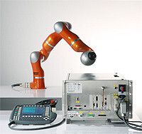 Der Kuka-Leichtbauroboter verfügt über eine Außenstruktur aus Aluminium. Er hat eine Nutzlast von 7 kg und ist Dank integrierter Sensoren sehr „feinfühlig“. (Bild: Kuka)