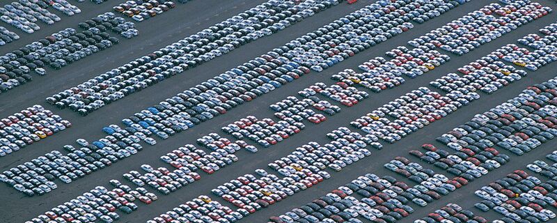 Auf Halde: Automobilhersteller haben in den vergangenen Monaten zehntausende Fahrzeuge nicht fertigstellen können. Auch Zulieferer haben massive Umsatzeinbußen erlitten, weil sie  unfertige Vorprodukte nicht verkaufen konnten.