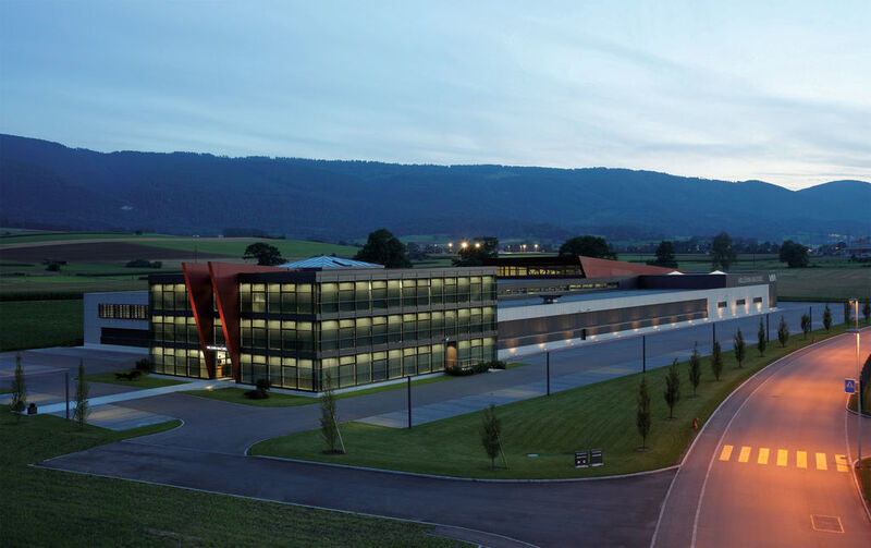 La nouvelle usine Willemin-Macodel, inaugurée en 2009 à Delémont (Suisse). Un cadre de travail idéal pour une entreprise exigeante avec la qualité de ses produits et de ses services. (Image: Willemin-Macodel SA) (Archiv: Vogel Business Media)