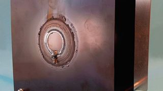 Bild 1: Probe einer Laserschutzwand aus drei Stahlplatten in den Dicken 1,5 mm, 1,5 mm und 3 mm im Abstand von jeweils 100 mm. Die beiden ersten Platten sind geschwärzt. Bei einer Bestrahlung mit 5 kW auf einer kreisrunden Fläche mit dem Durchmesser 90 mm betrug die Standzeit lediglich etwa 30 s. (Bild: iwb)