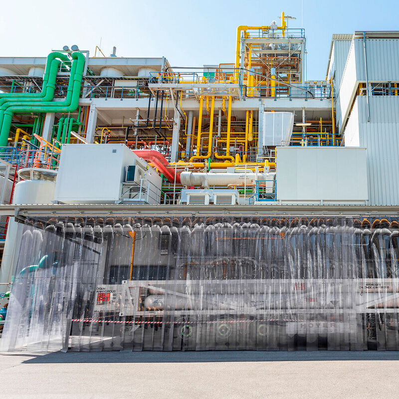 Wacker hat am Standort Burghausen eine weitere Produktionslinie für hochreinen Chlorwasserstoff in Betrieb genommen. Die Chemikalie ist ein wichtiges Prozesshilfsmittel für die Halbleiterindustrie. 