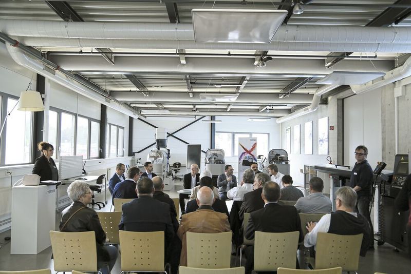 Un débat chez Tornos animé par Pierre-Yves Kohler, directeur du SIAMS regroupait les dirigeants des trois entreprises de décolletage ainsi que des sociétés Tornos et Applitec. (Source : MSM)