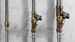 Die „Megapress“-Übergangsstücke aus Siliziumbronze mit Innen- bzw. Außengewinde sowie alternativ mit Pressanschluss bringen ein hohes Maß an Flexibilität, wenn zum Beispiel in bestehenden Trinkwasserinstallationen Armaturen ausgetauscht werden müssen. (Bild: Viega)