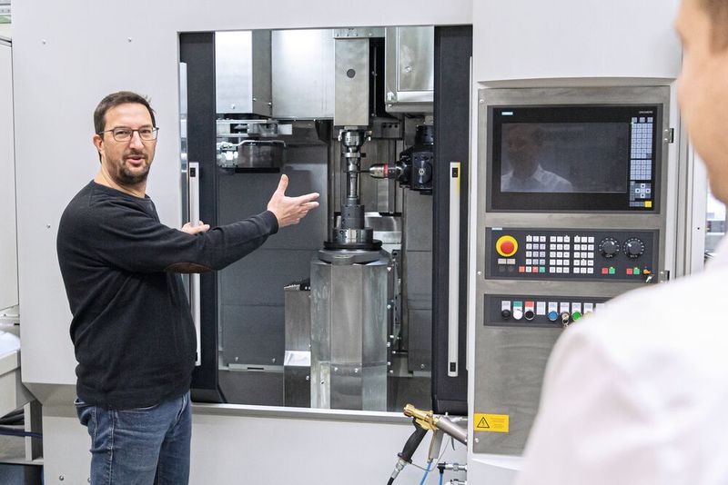 Christian Moser, Projektleiter bei Schuster Maschinenbau, stellt die gemeinsam gefundene Lösung vor. (Bild: Blum)