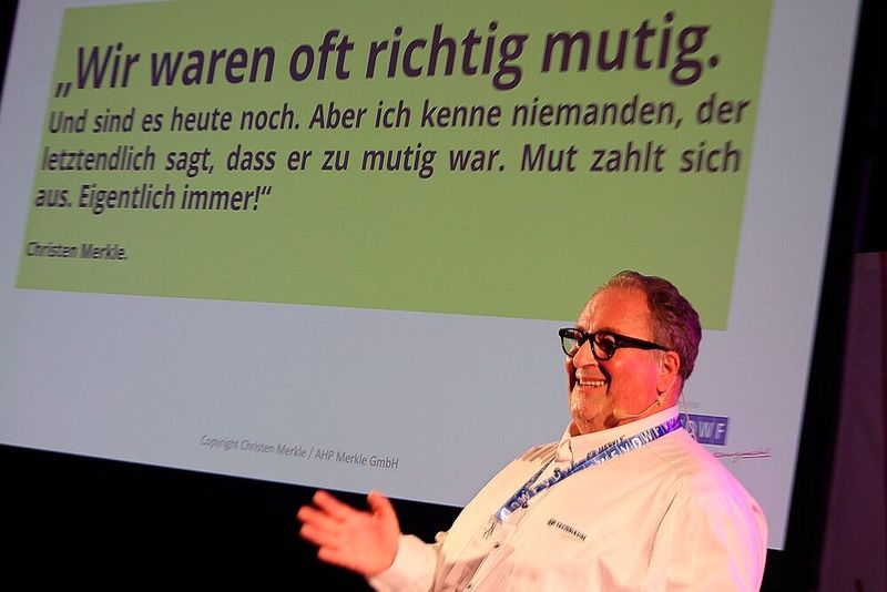 Mit seinem Vortrag „Was mich bewegt“ beleuchtete Christen J. Merkle, Unternehmenslenker des Zylinderherstellers AHP Merkle in Gottenheim bei Freiburg, aus seiner Perspektive als Unternehmer die derzeitige Gemengelage aus weltpolitischen Einflüssen, Wirtschaftsfaktoren, der verzagten Stimmungslage in vielen Führungsetagen und vielem mehr. (Bild: Maschinenmarkt/rw)